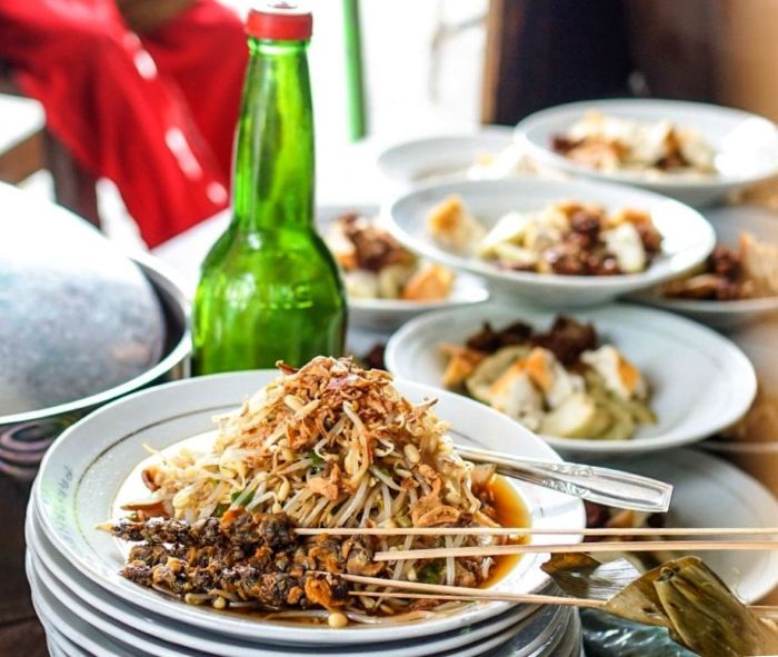 NIKMAT: Kuliner khas lontong balap diyakini berasal dari selatan Surabaya