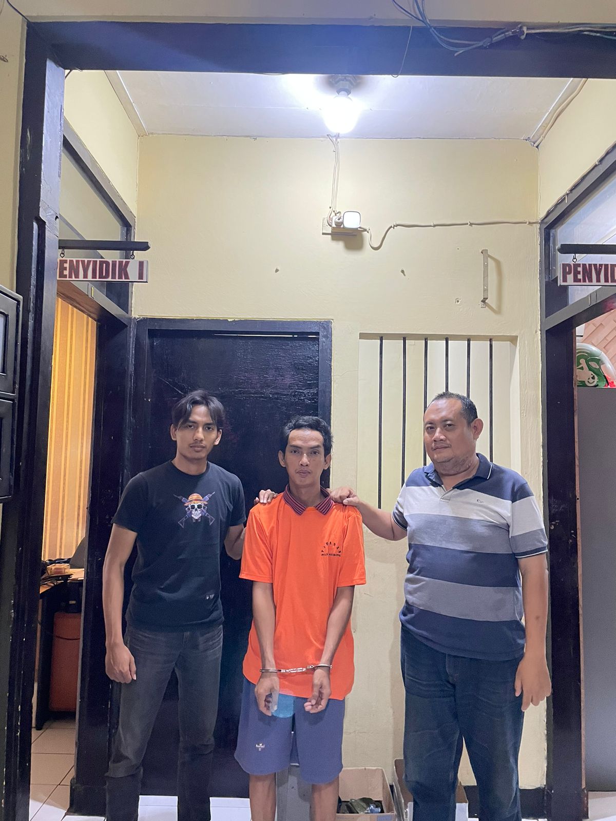 KAMBUHAN : Tersangka Hadi Prasetyo diamankan Polsek Gubeng usai ketahuan mencuri sepeda motor di Jalan Dharmawangsa, Surabaya. Ia beraksi di Surabaya dan Sidoarjo. (IST/RADAR SURABAYA)