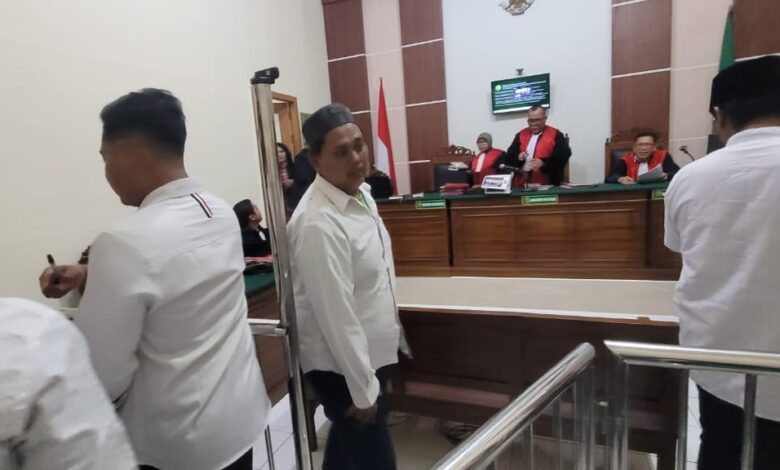 TERDAKWA : Dua terdakwa penadah barang curian berupa perhiasan emas saat menjalani sidang di PN Surabaya. (SURYANTO/RADAR SURABAYA)