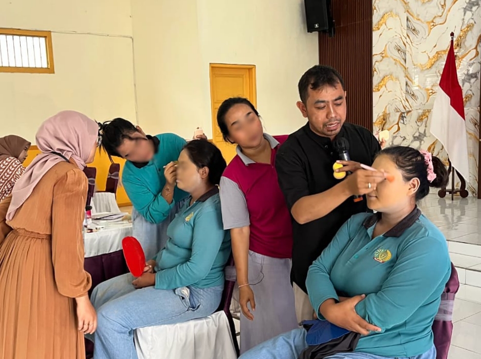SUPAYA BERMANFAAT: Warga binaan rutan perempuan Kelas II Surabaya mendapatkan bekal tata rias dan merajut dari dosen dan mahasiswa Unesa.
