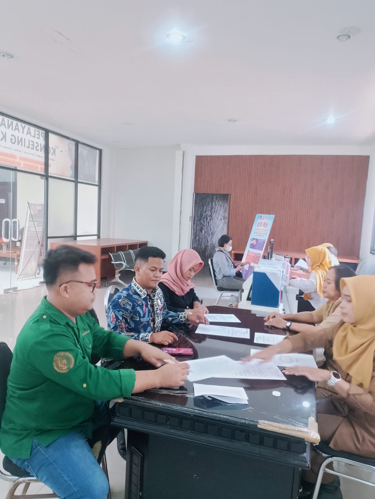 Proses mediasi kasus penahanan ijazah karyawan oleh saalh satu perusahaan di Surabaya. (IST)