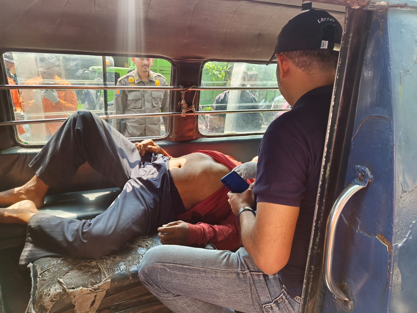 EVAKUASI : Petugas saat mengevakuasi jasad sopir K, 67, di dalam angkot yang berhenti di Jalan Babat Jerawat, Pakal, Surabaya, Rabu (9/7). (IST/RADAR SURABAYA)