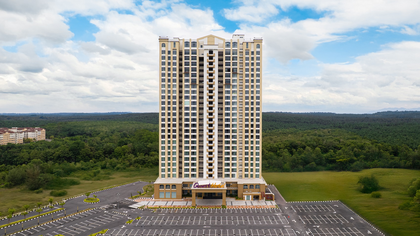 DENGAN PEMANDANGAN INDAH: Fasad Quest Hotel Midport Port Dickson.