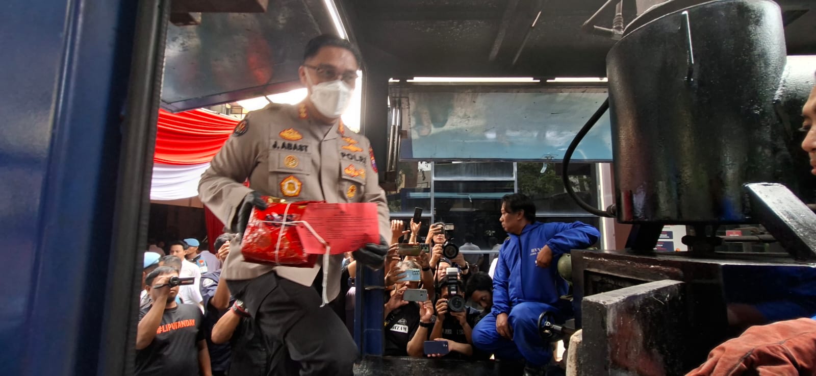 DIMUSNAHKAN : Kabid Humas Polda Jatim Kombes Pol Jules Abraham Abast saat memusnahkan barang bukti narkoba. Selama enam bulan Ditresnarkoba berhasil mengungkap 3.022 kasus. (MAHRUS/RADAR SURABAYA)