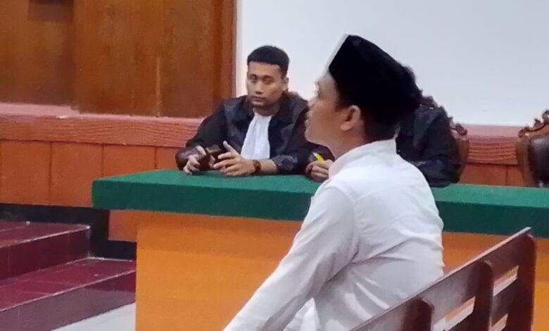 PASRAH : Terdakwa Putra saat menjalani sidang di PN Surabaya. Ia menyembunyikan sabu dalam wadah bekas bedak. (SURYANTO/RADAR SURABAYA)
