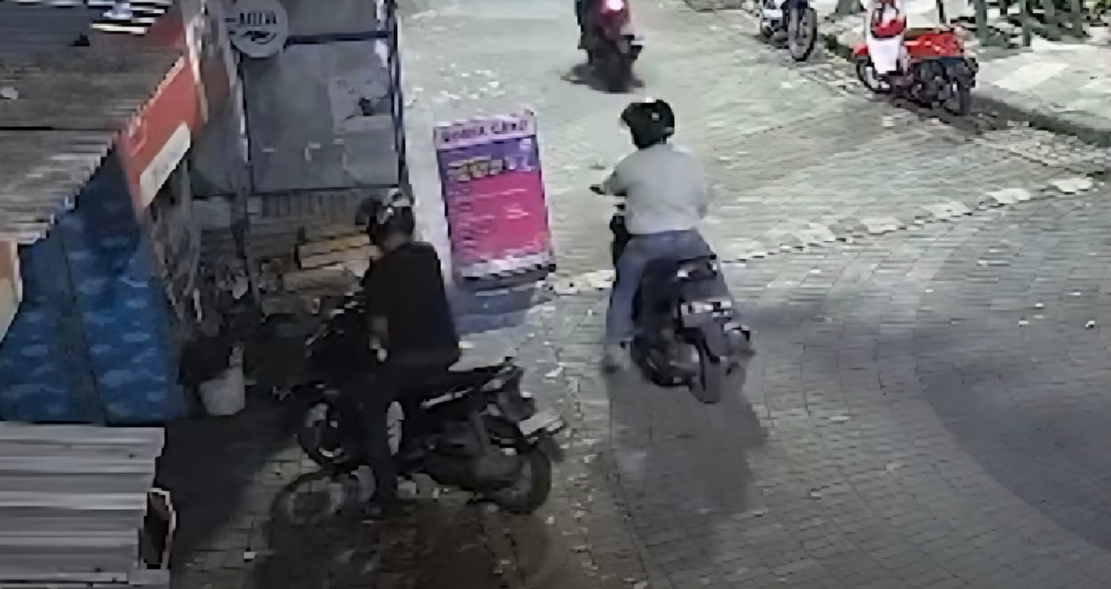 LIHAI : Dua pelaku terekam kamera CCTV saat mencuri motor Honda Beat milik Faris Teguh S di Jalan Karanggayam, Tambaksari, Surabaya, Selasa (8/7). (IST/RADAR SURABAYA)