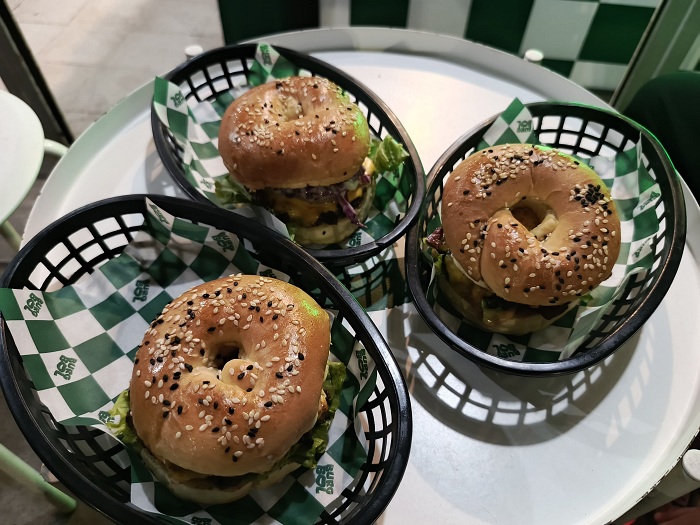 KULINER UNIK: Suasana di tenan BurgBol (Burger Bolong) yang berada di kawasan Pasar Tunjungan Surabaya, yang menawarkan kuliner dengan kreasi unik, memberikan pengalaman baru untuk customer.