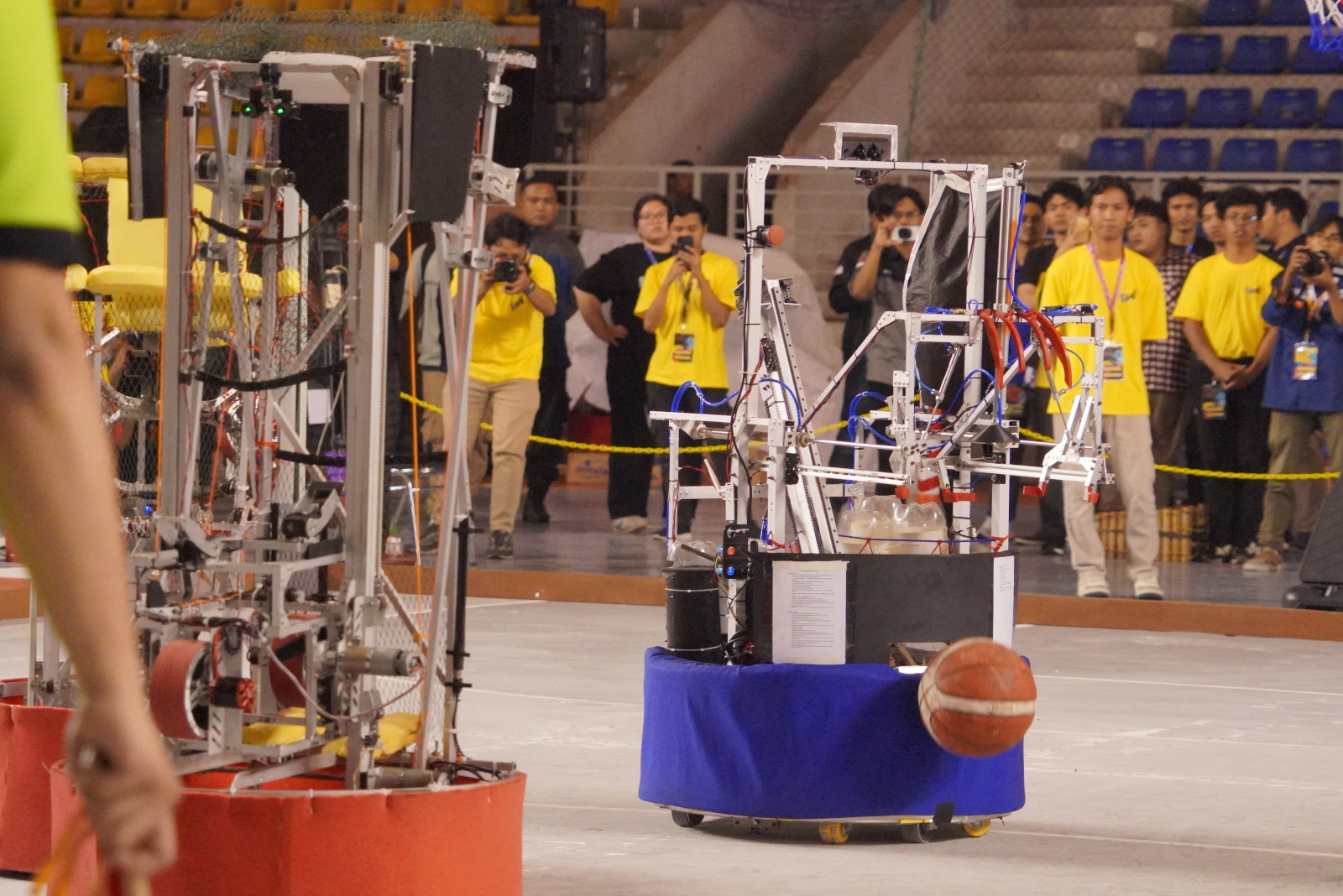BERJAYA: Tim RIVERA dari ITS Surabaya berhasil meraih juara pertama pada final Kontes Robot ABU Indonesia (KRAI) 2025 di ITB lewat robot Kuroko dan Kagami.