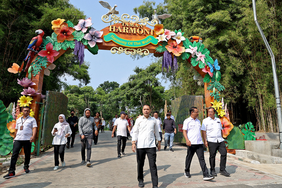 WAJAH BARU: Wali Kota Surabaya Eri Cahyadi saat meninjau langsung kesiapan Taman Harmoni untuk dibuka ulang.