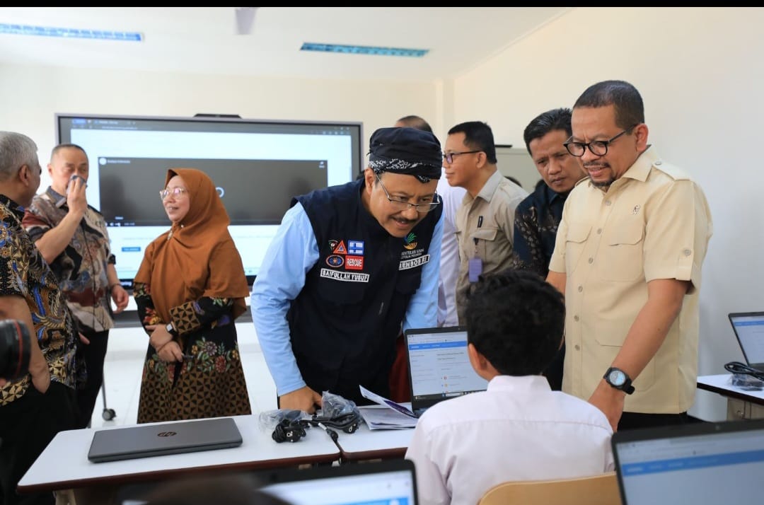 KONTRIBUSI: Menteri Sosial Republik Indonesia Saifullah Yusuf menghadiri simulasi pelaksanaan Sekolah Rakyat di Jakarta dan Bekasi, Rabu, (13/07) kemarin. (ANAS/RADAR SURABAYA)
