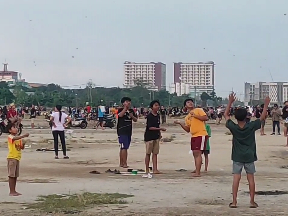 Sejumlah anak bermain layang-layang di Gunung Anyar Surabaya. (RAHMAT SUDRAJAT/RADAR SURABAYA)