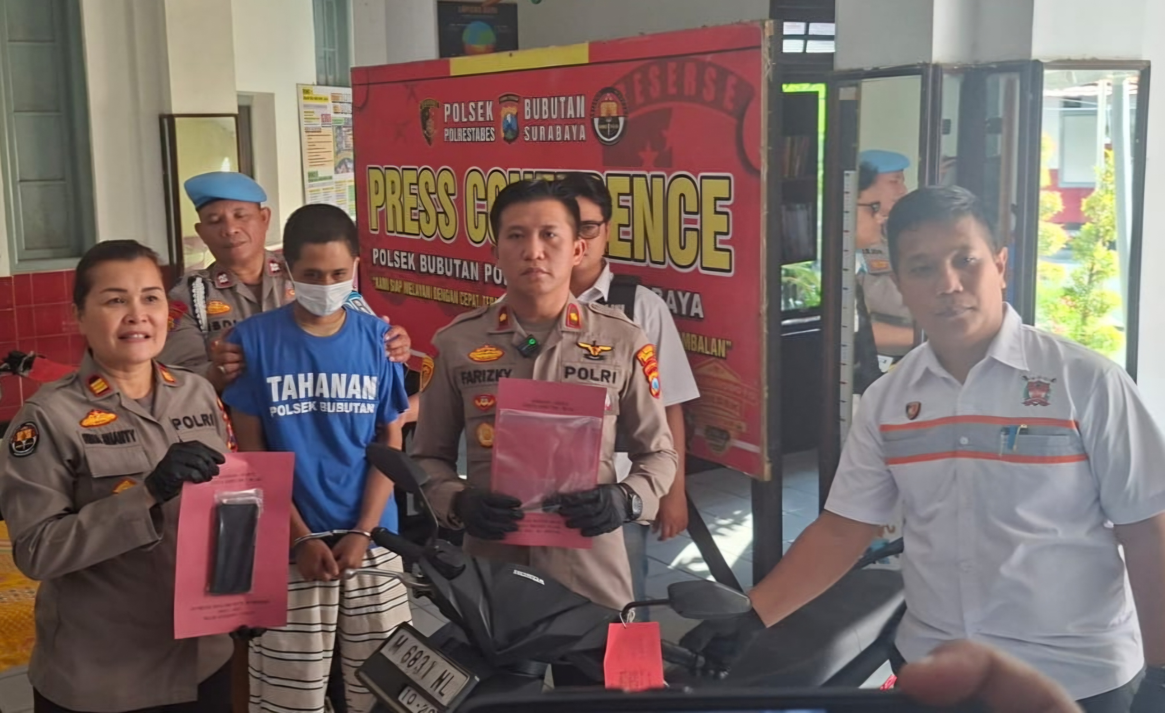 DITAHAN : Tersangka MIN mengaku beraksi 20 kali di Surabaya. Warga Sampang, Madura, ini menjambret barang milik korban perempuan. (MAHRUS/RADAR SURABAYA)
