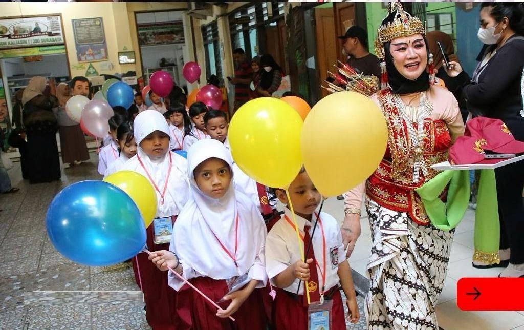 Suasana MPLS di Surabaya yang menyenangkan. (IST)