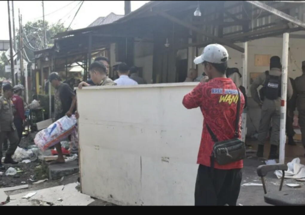 Petugas menertibkan bangunan liar di Ketintang Permai Surabaya. (IST)