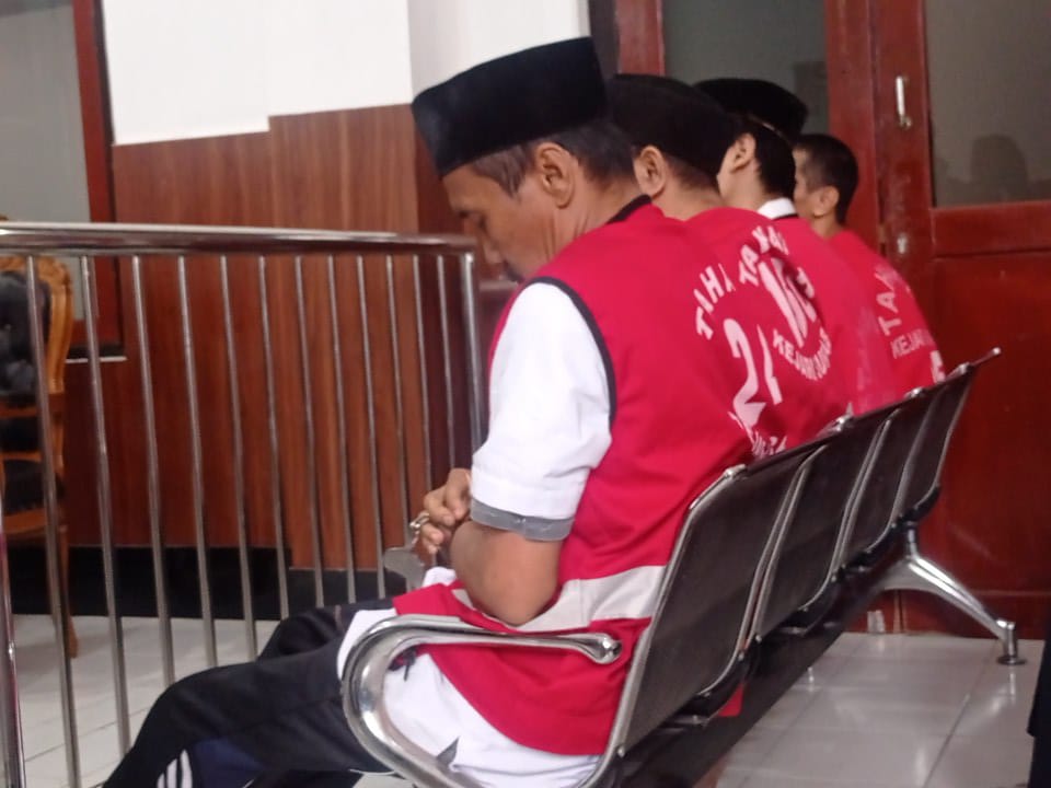 DIAMANKAN : Terdakwa Kusyanto saat disidang dengan PN Surabaya. Ia dituntut 7 tahun penjara usai jual sabu dengan cara kredit. (SURYANTO/RADAR SURABAYA)