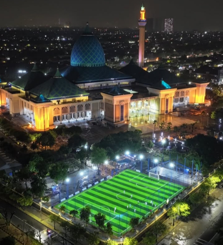 MODERN: Masjid Al-Akbar Surabaya kini semakin lengkap dengan hadirnya Al Akbar Sport Center (ASC) yang menggabungkan antara dakwah dan olahraga.&nbsp;