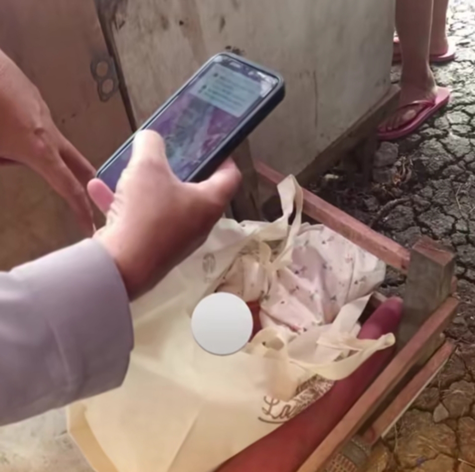 MALANG : Bayi perempuan ditemukan di warung rujak Jalan Babat Jerawat, Surabaya. (IST/RADAR SURABAYA)