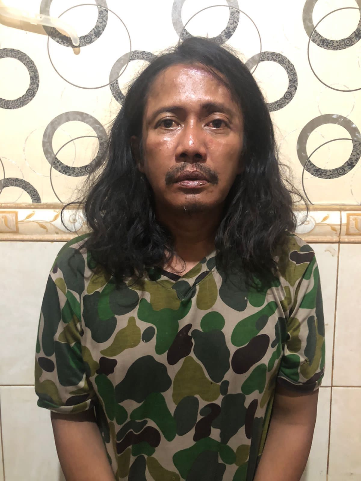 DITANGKAP : Tersangka curanmor FR warga Sampang saat diamankan Polsek Kenjeran usai beraksi di Jalan Bulak Jaya, Surabaya. (IST/RADAR SURABAYA)