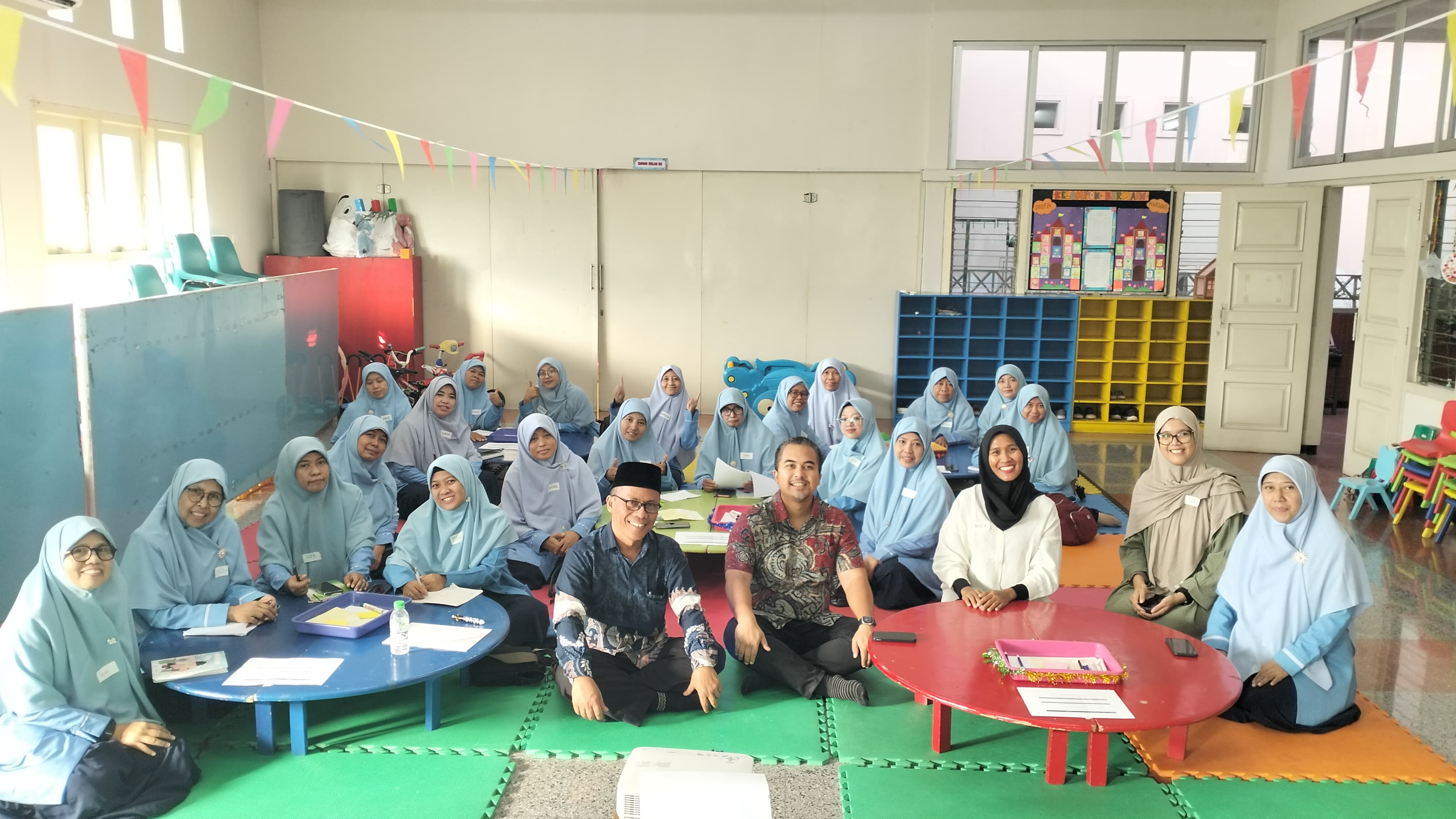 SEMANGAT : Para Guru KBTK Al-Hikmah Surabaya mengikuti Pelatihan dengan tema "Pembelajaran Berbasis Computational Thinking" bersama Inspirasi Foundation. (ANAS/RADAR SURABAYA)