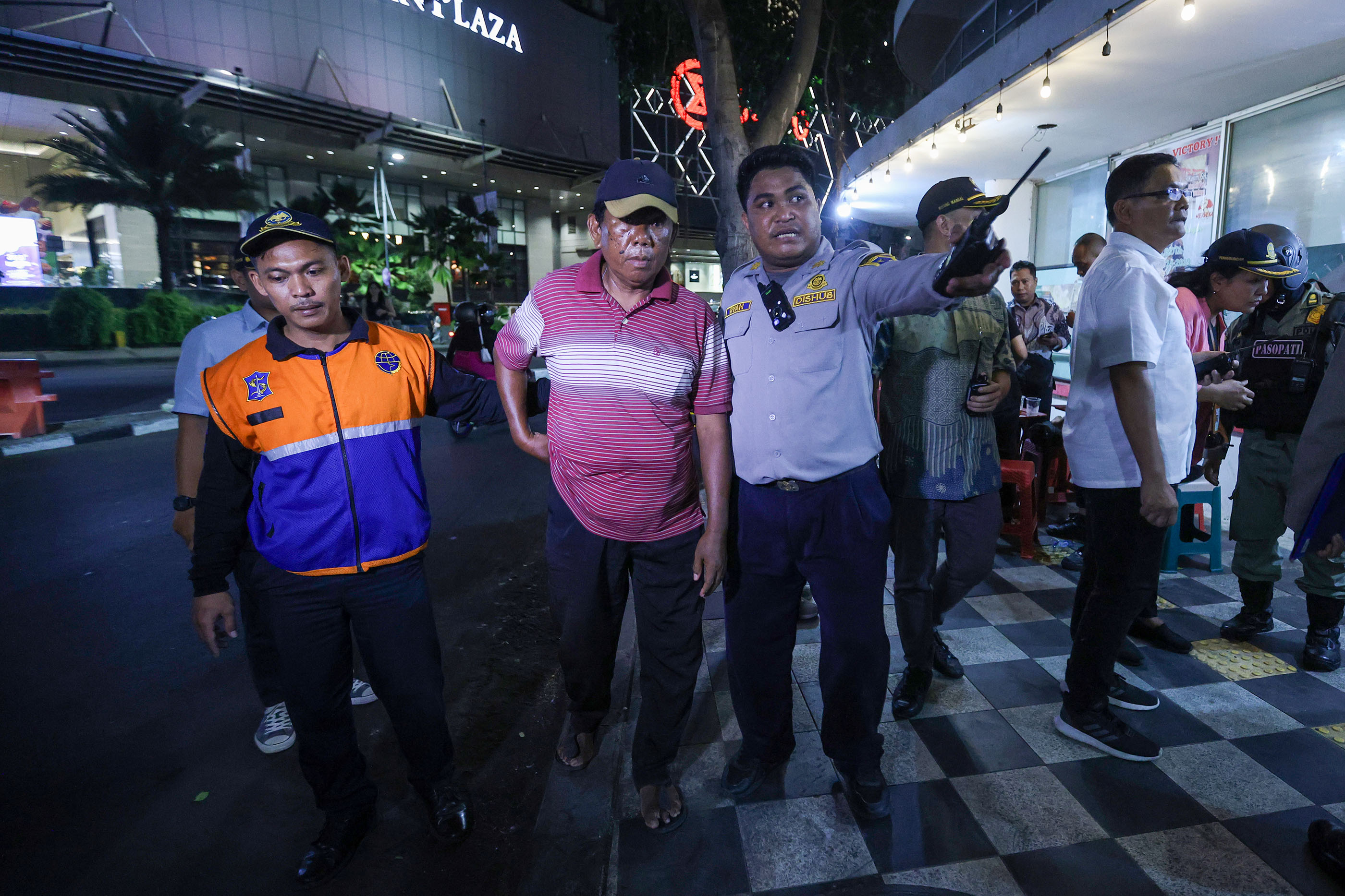 Jukir liar yang terjaring operasi gabungan di Jalan Tunjungan Surabaya.