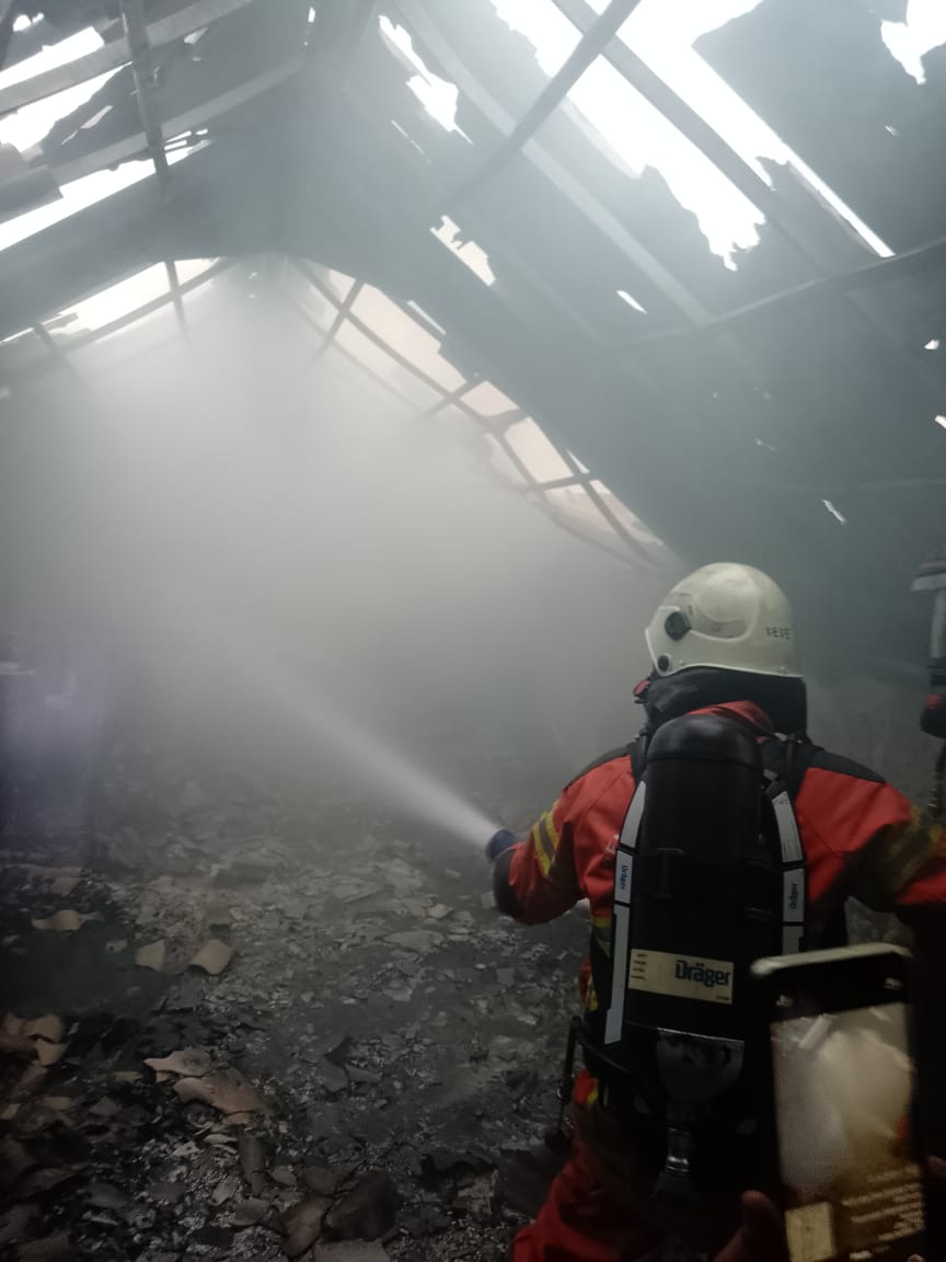 HANGUS : Petugas DPKP Surabaya melakukan pembasahan di lantai empat tempat pengepakan sarang burung walet di Jalan Simo Gunung Barat I, Surabaya, Sabtu (12/7). (IST/RADAR SURABAYA)