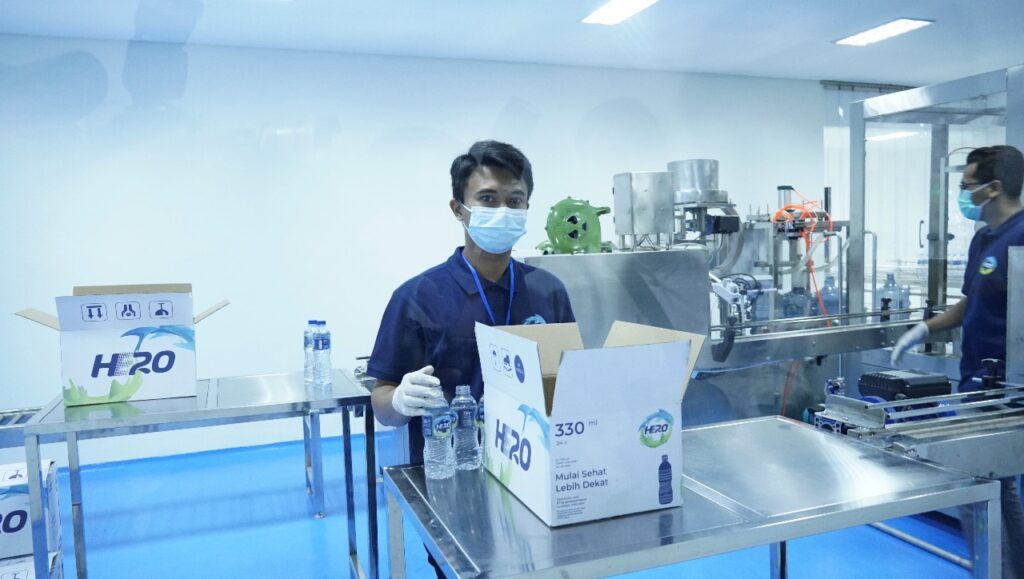 Proses produk air mineral HE20 yang diproduksi massal di Surabaya.