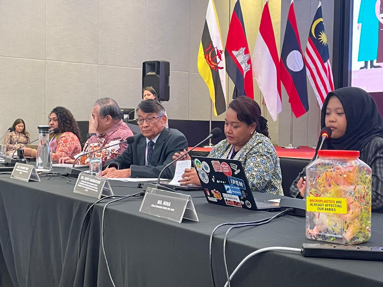 BERANI: Koordinator Komunitas River Warrior Indonesia, Aeshnina Azzahra Aqilani (aling kanan) saat Workshop Regional AICHR tentang Perspektif Gender dalam Bisnis dan Hak Asasi Manusia di Malaysia.