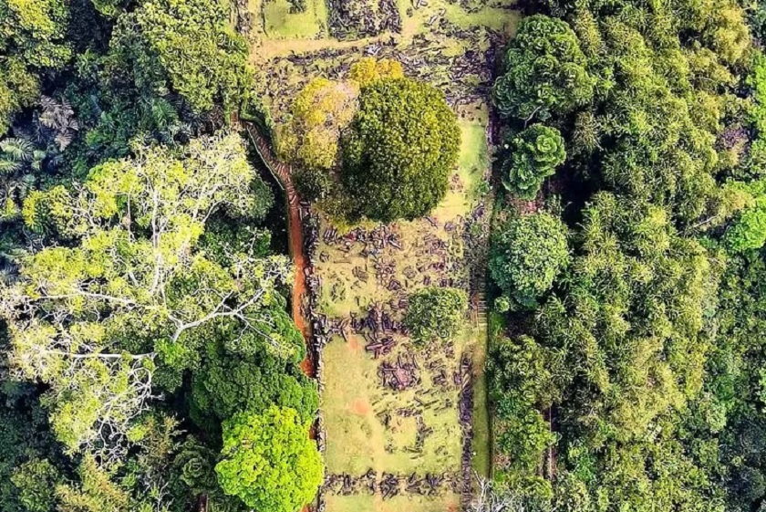 Situs Gunung Padang di Cianjur, Jawa Barat merupakan kompleks megalitikum terbesar di Asia Tenggara.