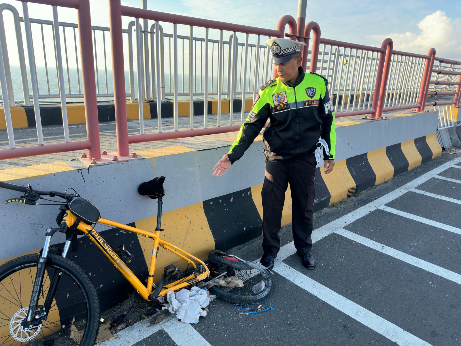 HANCUR: Kondisi sepeda angin MTB milik korban yang rusak diduga usai terserempet pikap. (IST/RADAR SURABAYA)