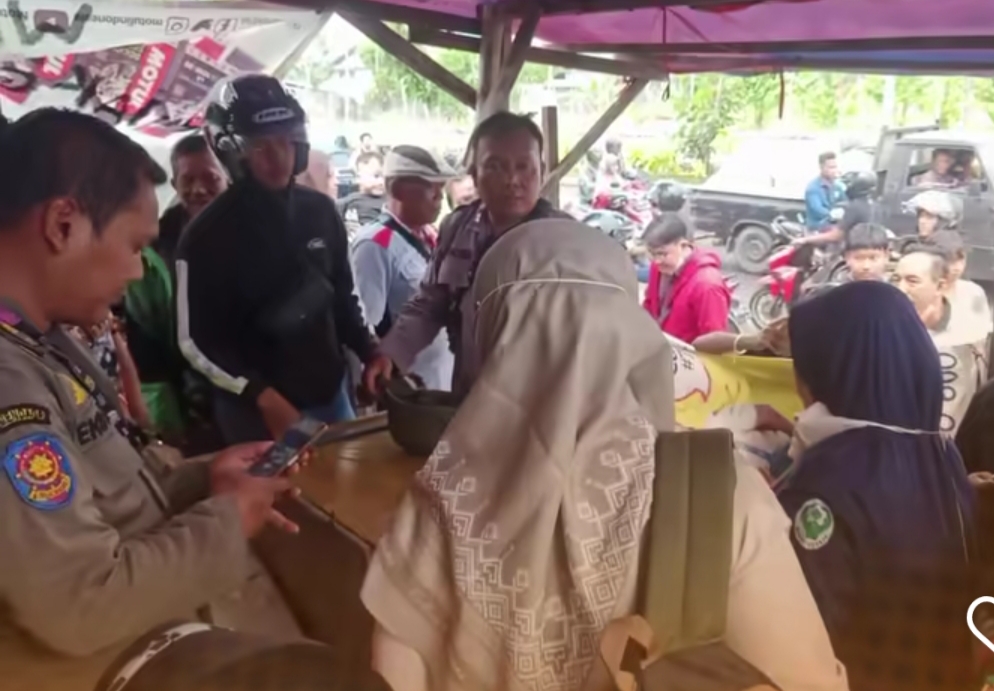 RAMAI : Warga dan petugas saat berada di lokasi penemuan bayi di Jalan Babat Jerawat, Surabaya. (IST/RADAR SURABAYA)