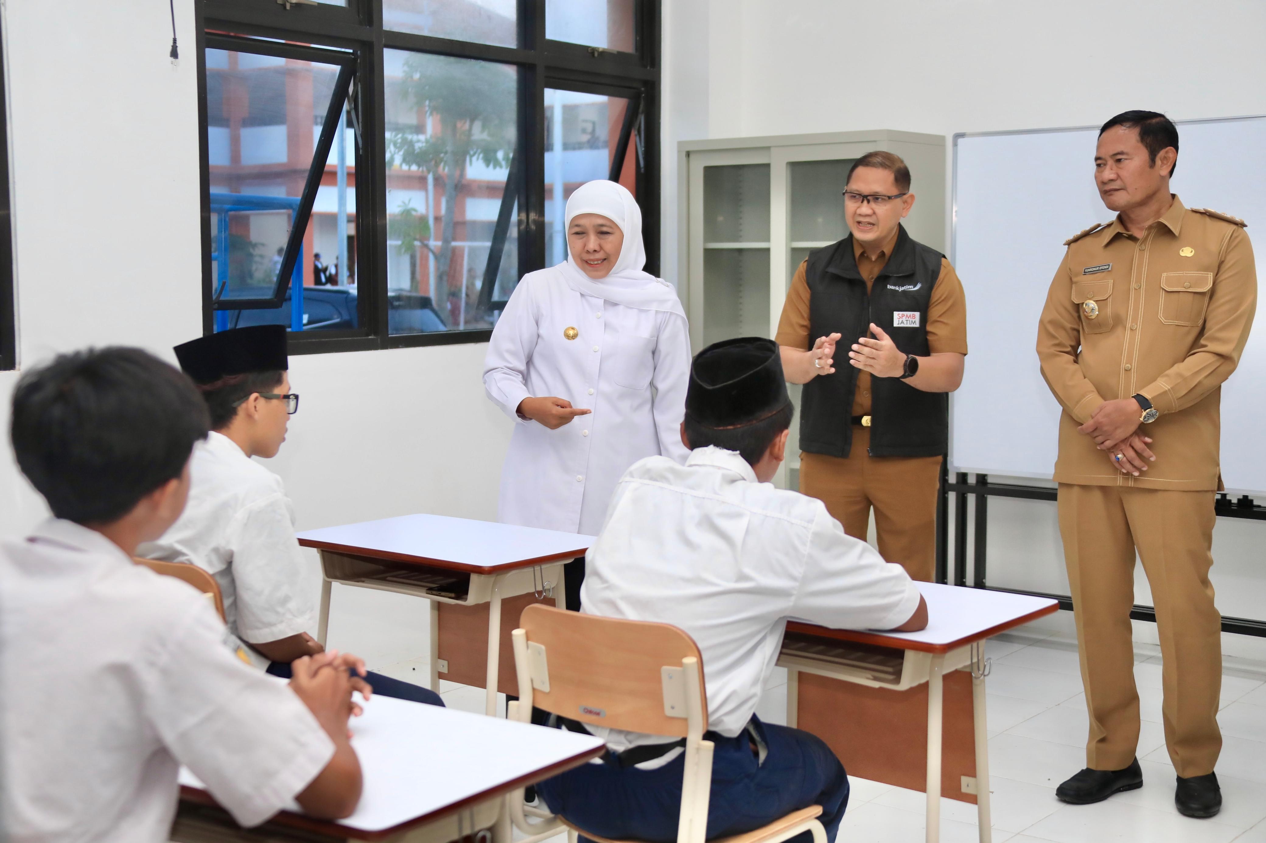 Gubernur Jawa Timur Khofifah Indar Parawansa meninjau persiapan sekolah rakyat. (IST)