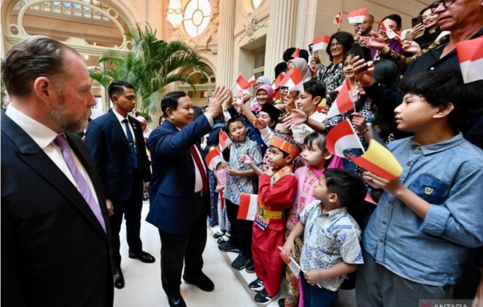 Presiden RI Prabowo Subianto saat menyapa diaspora ketika tiba di hotel tempat bermalam di Brussel Belgia, Sabtu (12/7/2025). ANTARA/HO-Biro Pers Sekretariat Presiden.