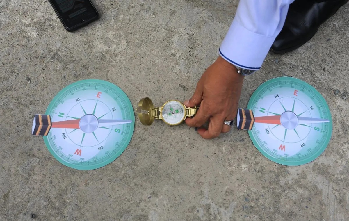Metode sederhana untuk mengecek arah kiblat. (Antara)
