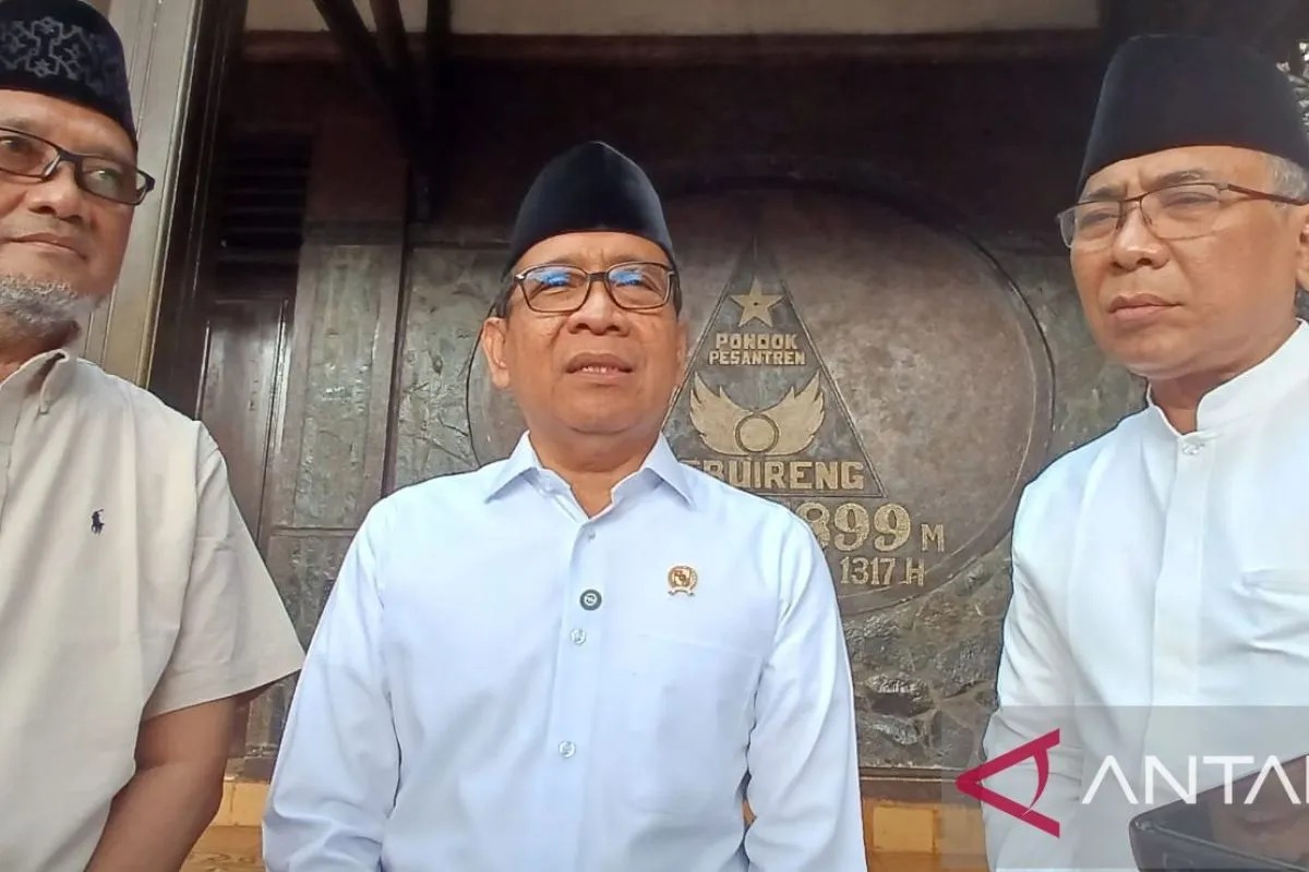 Ketua Umum PBNU Yahya Cholil Staquf  (kanan), Menteri Koordinator Bidang Pembangunan Manusia dan Kebudayaan Pratikno (tengah) saat di Pesantren Tebuireng, Kabupaten Jombang, Jawa Timur. (ANTARA)