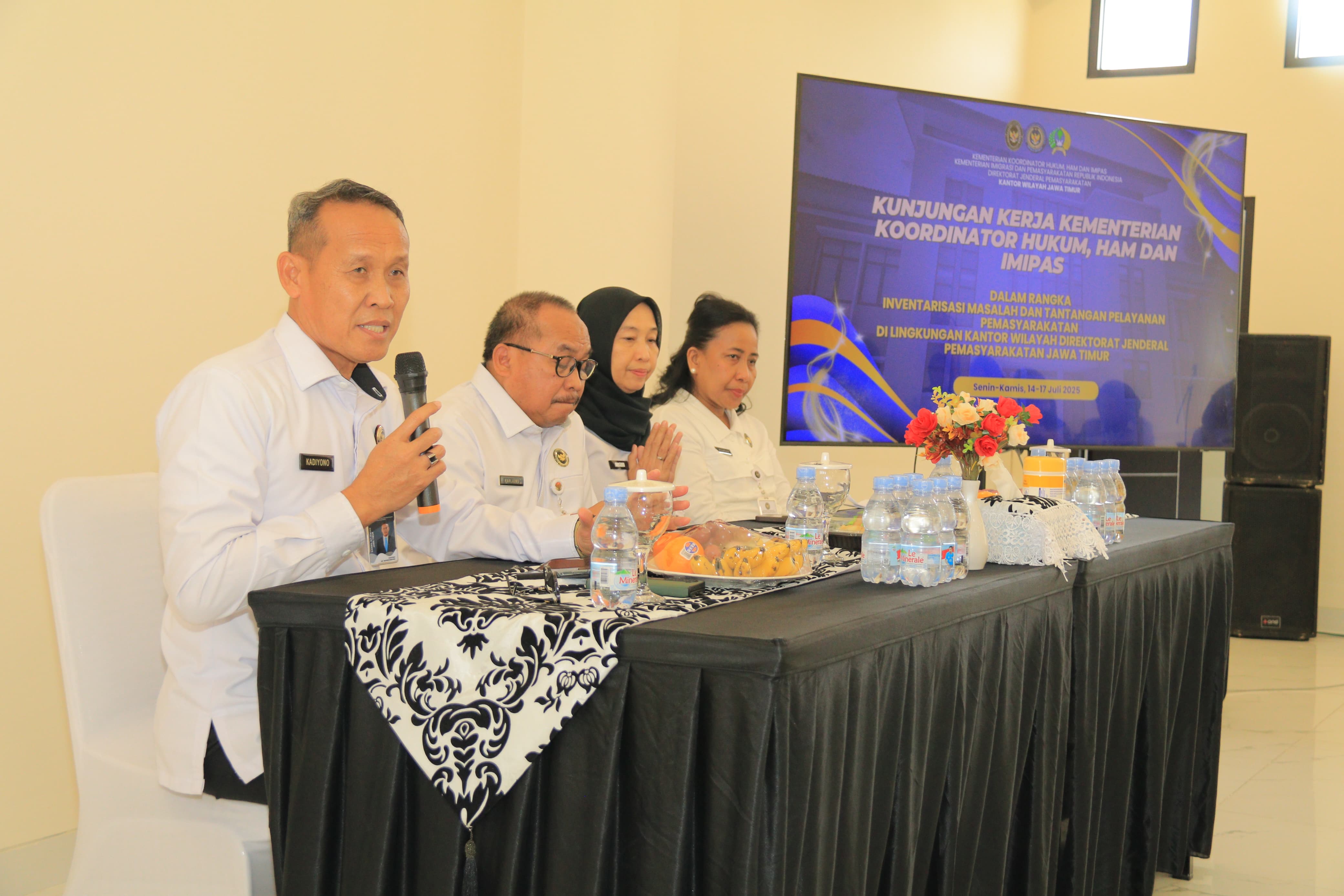 SINERGI:Kepala Kanwil Ditjenpas Jawa Timur, Kadiyono, mendampingi langsung kunjungan Tim Asisten Deputi Koordinasi Strategi Pelayanan Pemasyarakatan dan Staf Khusus Kementerian Koordinator Hukum, HAM.
