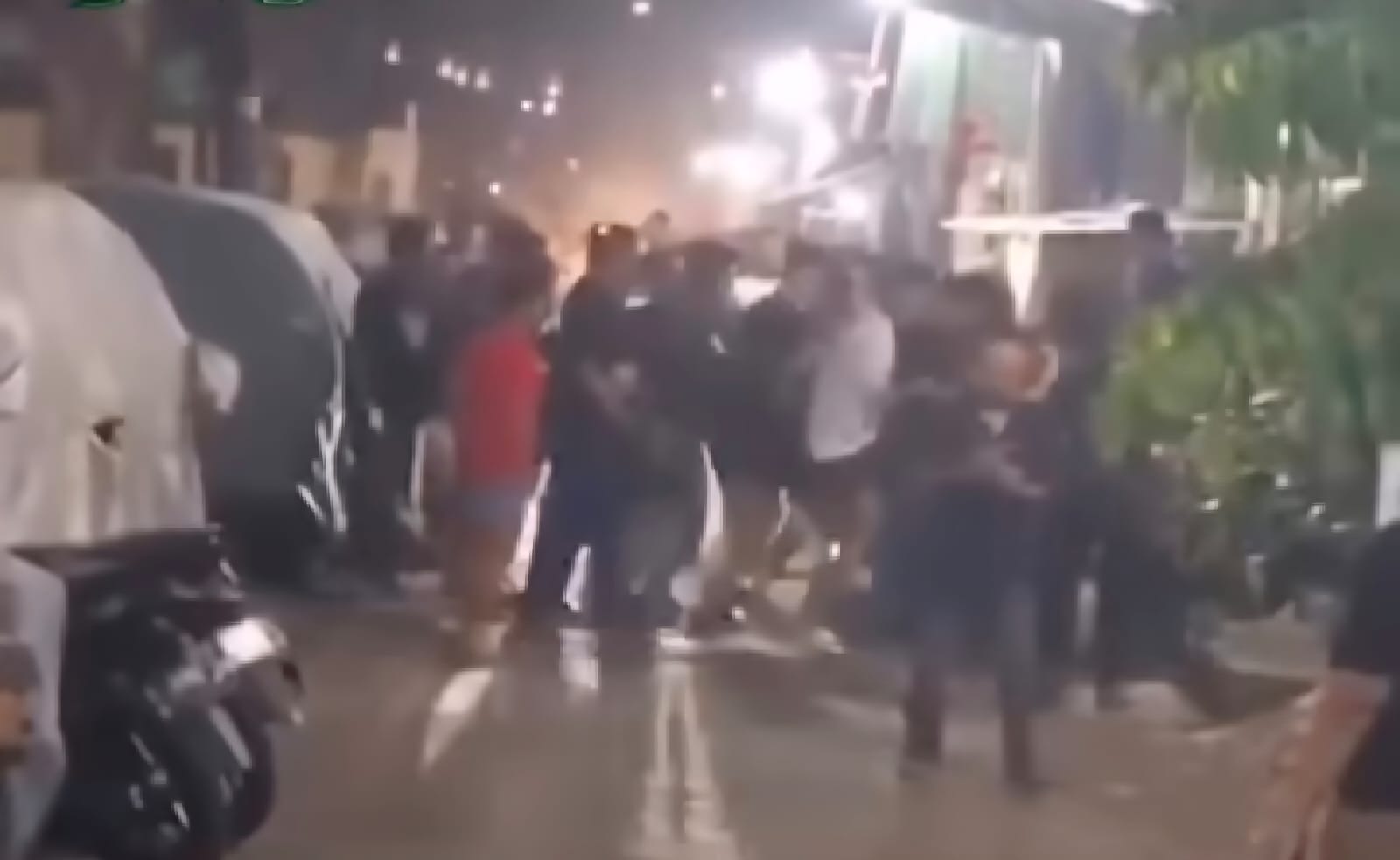 DIAMANKAN : Seorang pencuri motor inisial M dihajar massa di Jalan Simo Hilir, Simomulyo Baru, Surabaya, Minggu (13/7) malam. (IST/RADAR SURABAYA)