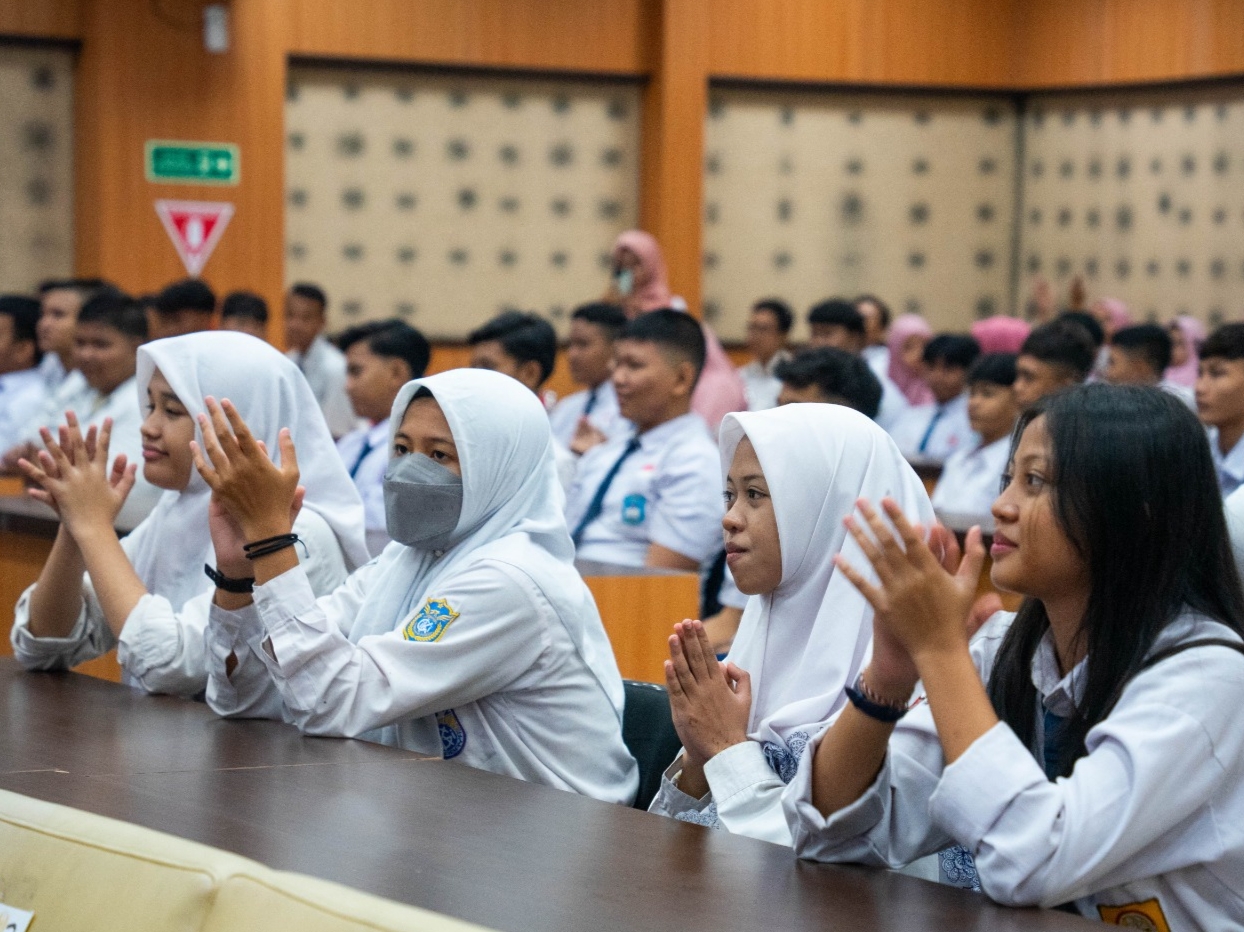 Murid-murid Sekolah Rakyat Menengah Atas Unesa mengikuti masa pengenalan lingkungan sekolah. (RAHMAT SUDRAJAT/RADAR SURABAYA)