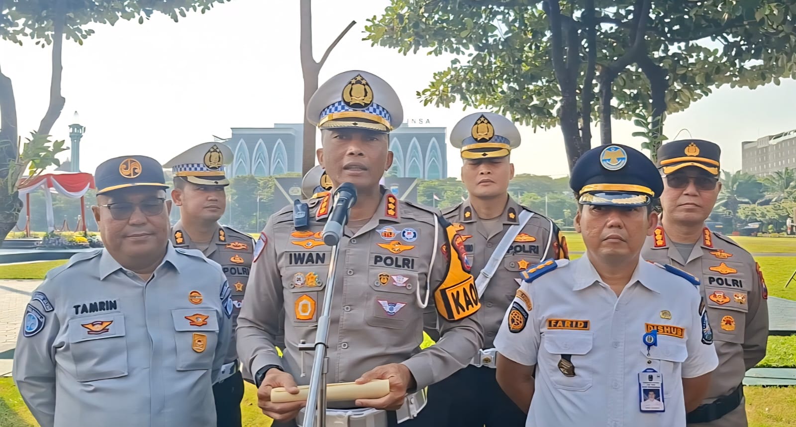 TERTIB : Dirlantas Polda Jatim Kombes Pol Iwan Saktiadi memulai Operasi Patuh 2025 dengan 8 prioritas penindakan pelanggaran. (MAHRUS/RADAR SURABAYA)