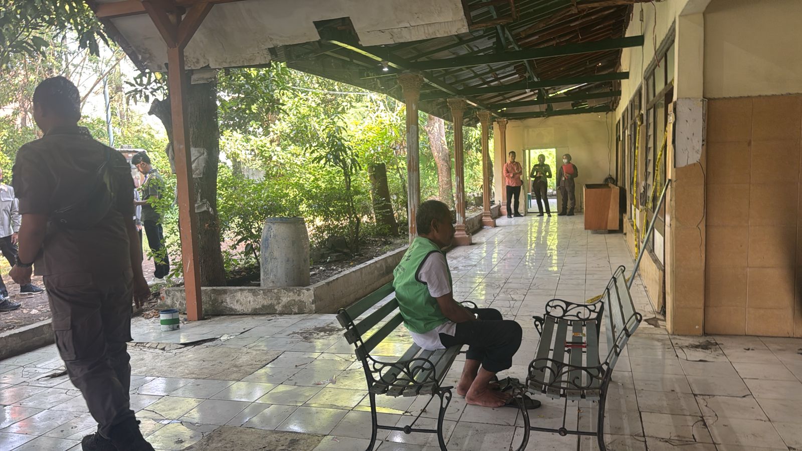 LOKASI : Terdakwa saat menjalani gelar PS di lokasi kejadian rudapaksa di Barata Jaya, Surabaya. Petugas PN Surabaya, hakim hingga JPU, dan polisi hadir di lokasi. (IST/RADAR SURABAYA)