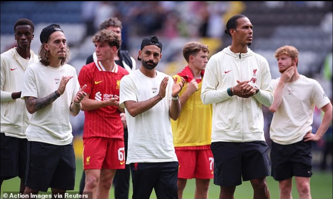 Para pemain Liverpool berdiri di lapangan Deepdale dan mendengarkan para penggemar menyanyikan nyanyian tentang  Diogo Jota.