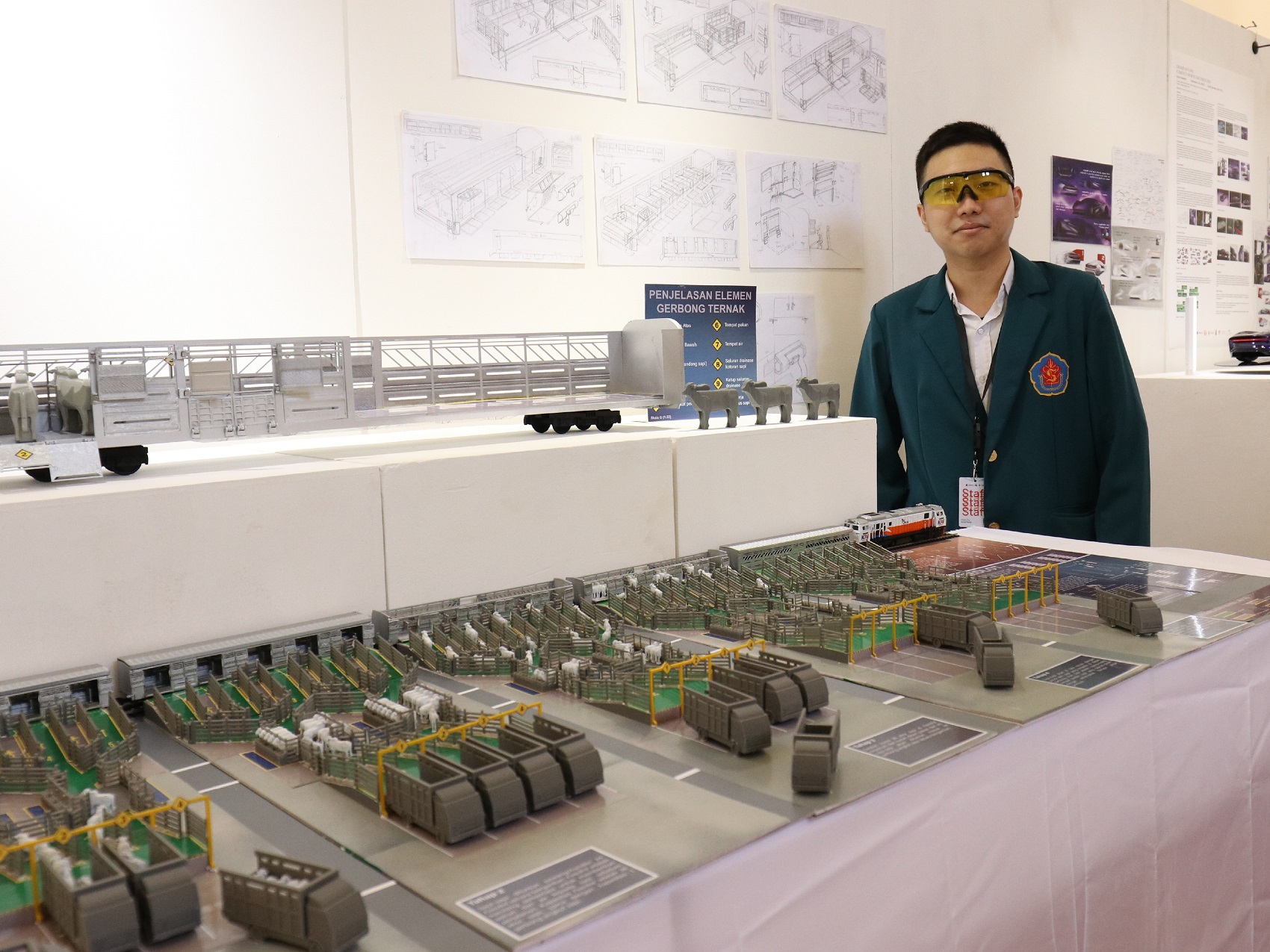 Menarik: Mahasiswa tengah unjuk karya inovansinya dalam pameran desain bertajuk Grade X Vol. 6 di bertajuk Grade X Vol. 6