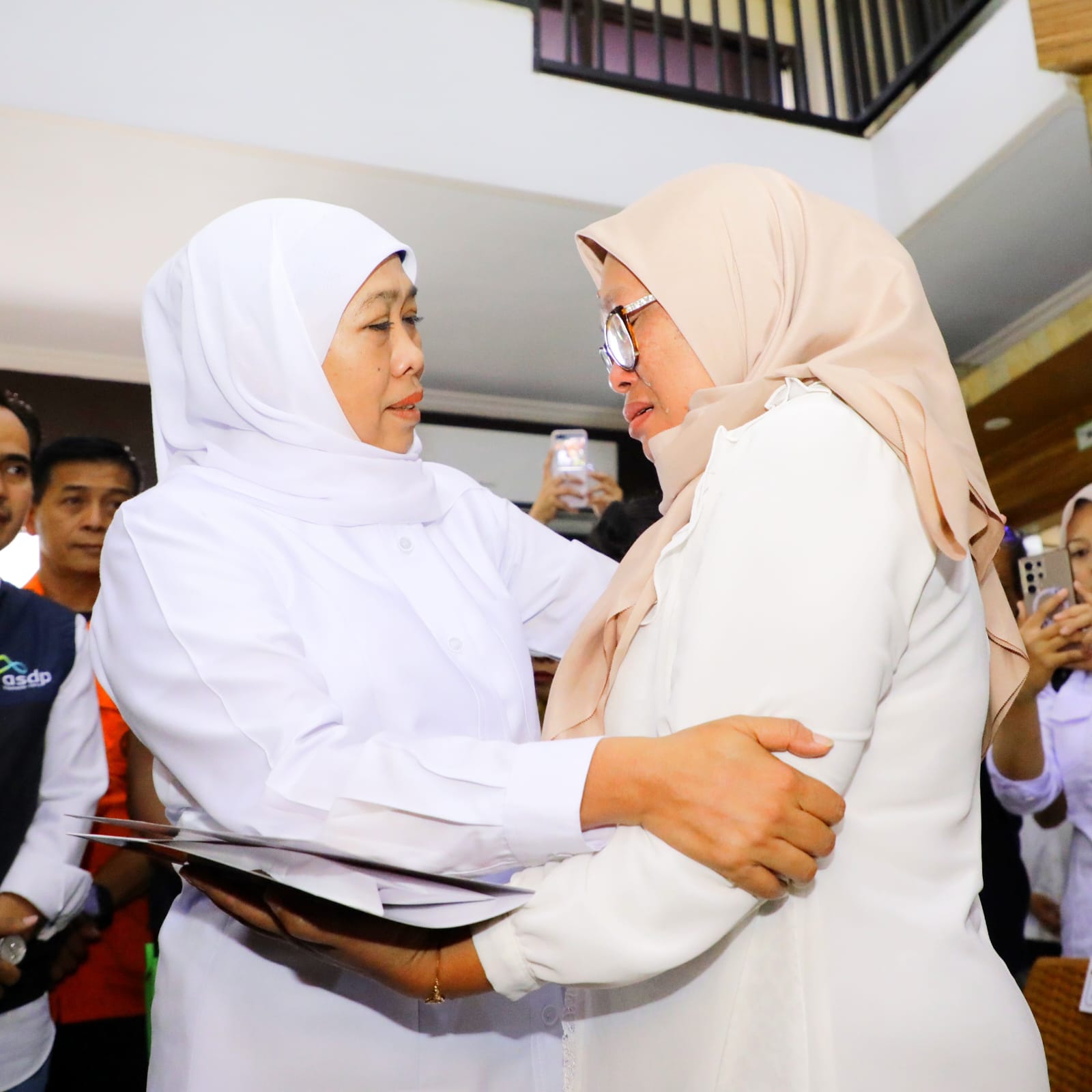 Gubernur Jawa Timur Khofifah Indar Parawansa saat menyerahkan santunan duka kepada delapan ahli waris korban meninggal dunia tragedi laka laut KMP Tunu Pratama Jaya.