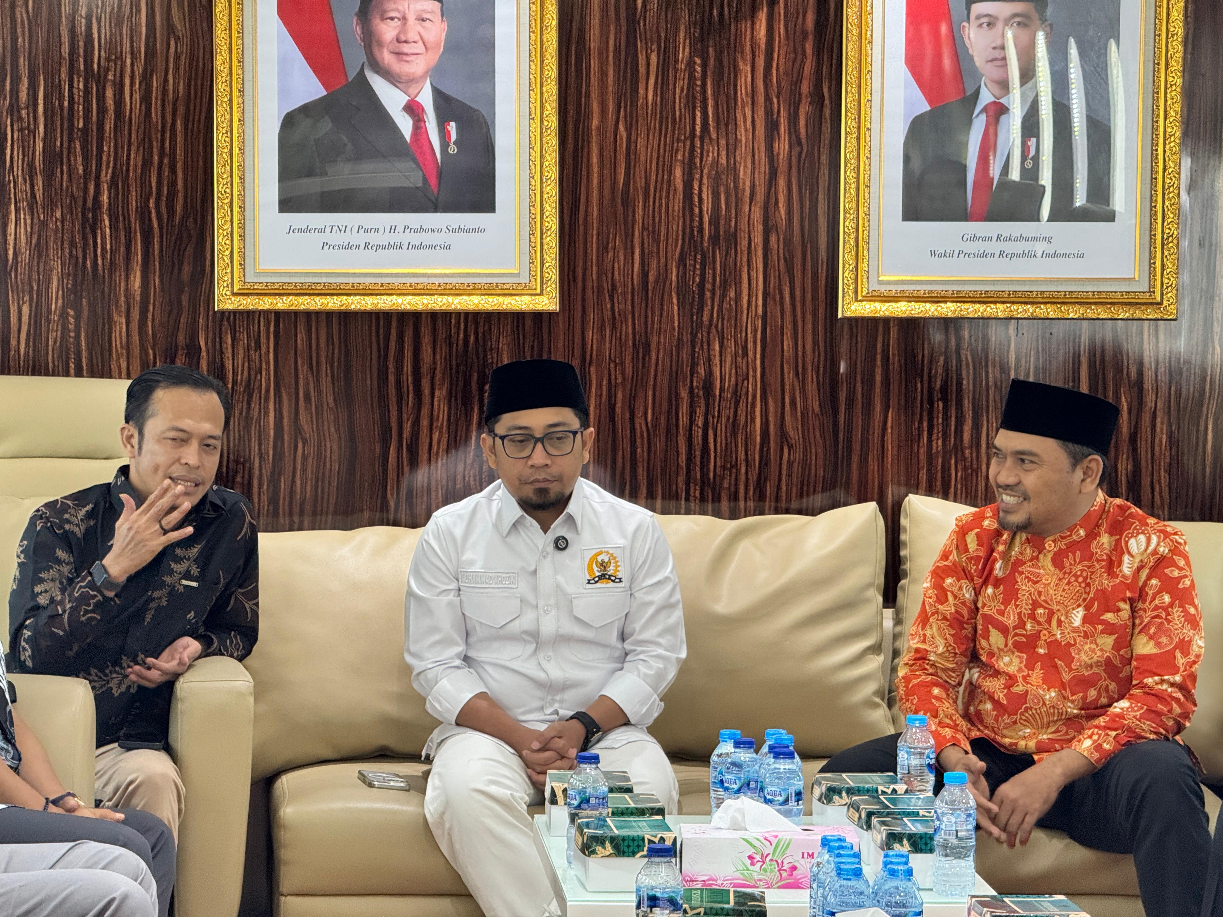 Ketua Komisi A DPRD Jatim Dedi Irwansa (kiri) didampingi Wakil Ketua Komisi A DPRD Jatim Agus Cahyono (kanan) saat menemui Anggota Komisi II DPR RI Dapil Jatim 4 Muhammad Khozin.