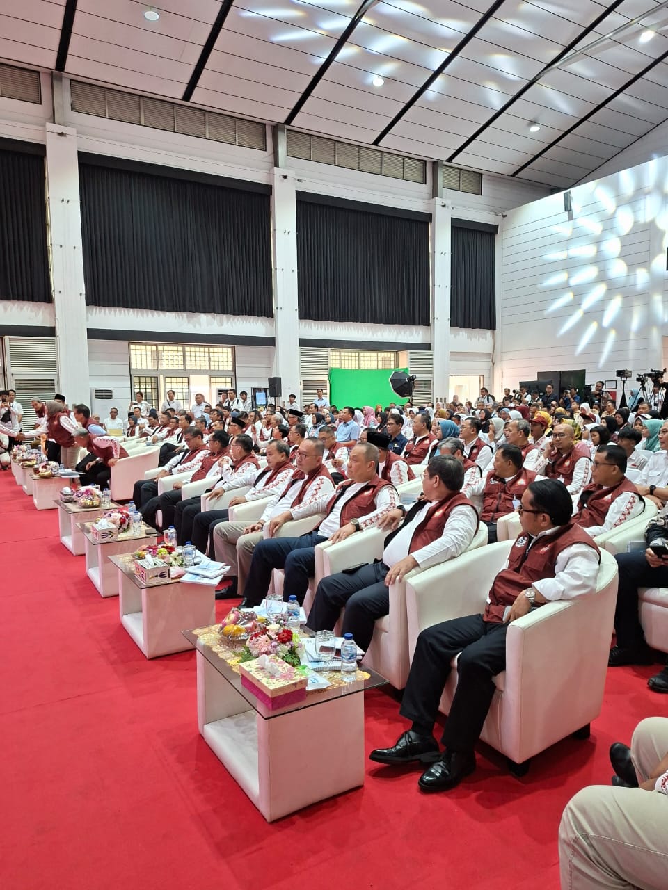 BERKUMPUL : Acara pembukaan MPLS di dihadiri Ketua LPI Al-Hikmah Surabaya Mohammad Zahri bersama Menko PM Muhaimin Iskandar, Mensos Saifullah Yusuf dan pejabat lainnya. (IST/RADAR SURABAYA)