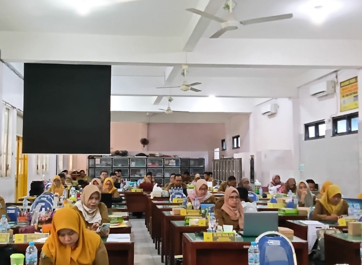 Guru-guru di SMA 8 Surabaya mulai   dilatih untuk menghadapi tantangan pendidikan di abad 21. (RAHMAT SUDRAJAT/RADAR SURABAYA)
