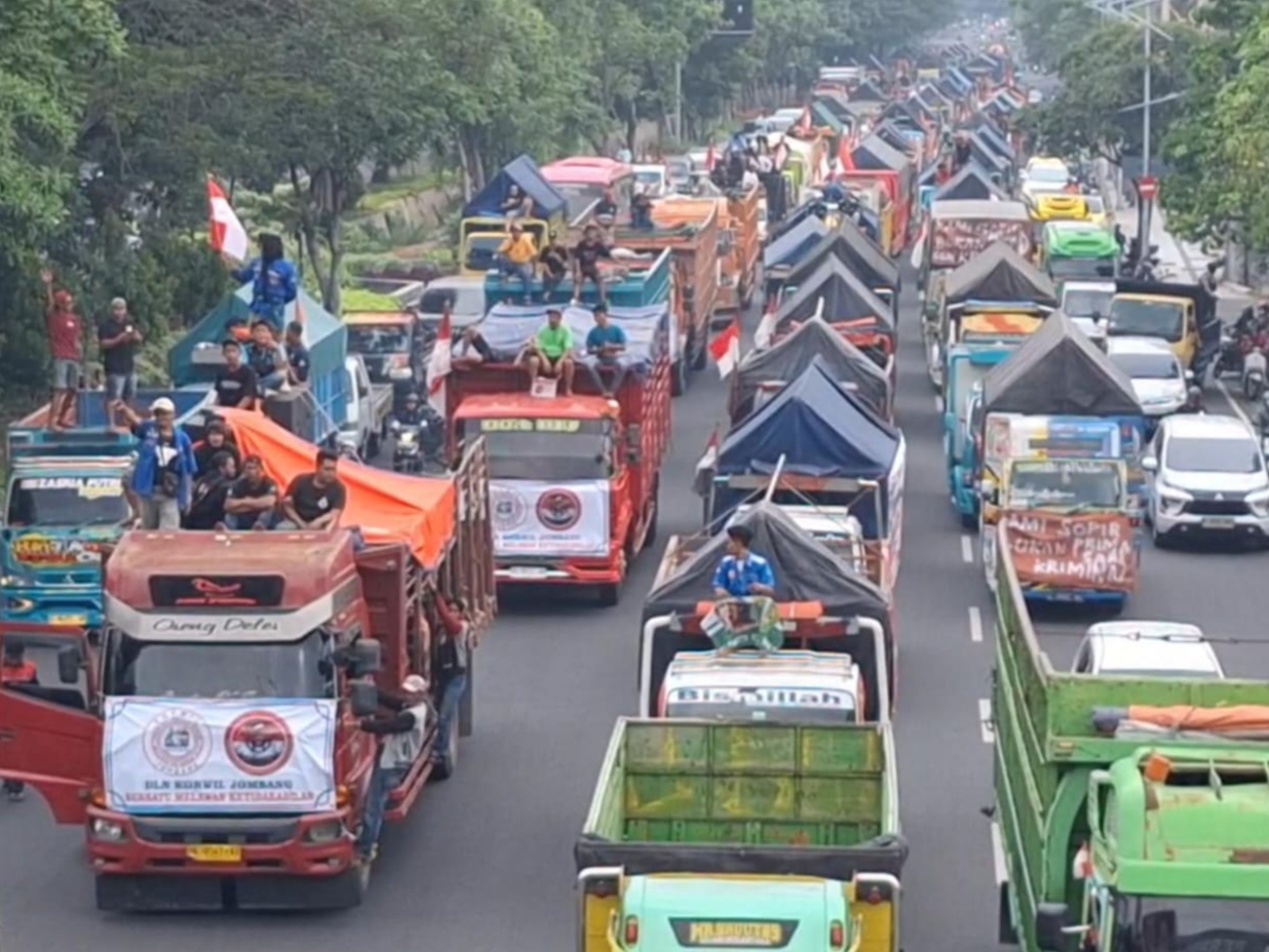 BERTAHAP : Demo sopir truk beberapa waktu lalu. Polda Jatim pastikan penindakan tidak akan dilakukan pada kendaraan ODOL selama Operasi Patuh Semeru 2025. (DOK/RADAR SURABAYA)
