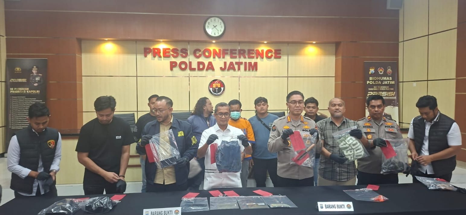 TERTUNDUK : Tersangka pembunuhan di Gempol, Pasuruan, diamankan Subdit III Jatanras Polda Jatim. Tersangka meninggalkan mobil korban di Porong, Sidoarjo. (MAHRUS/RADAR SURABAYA)