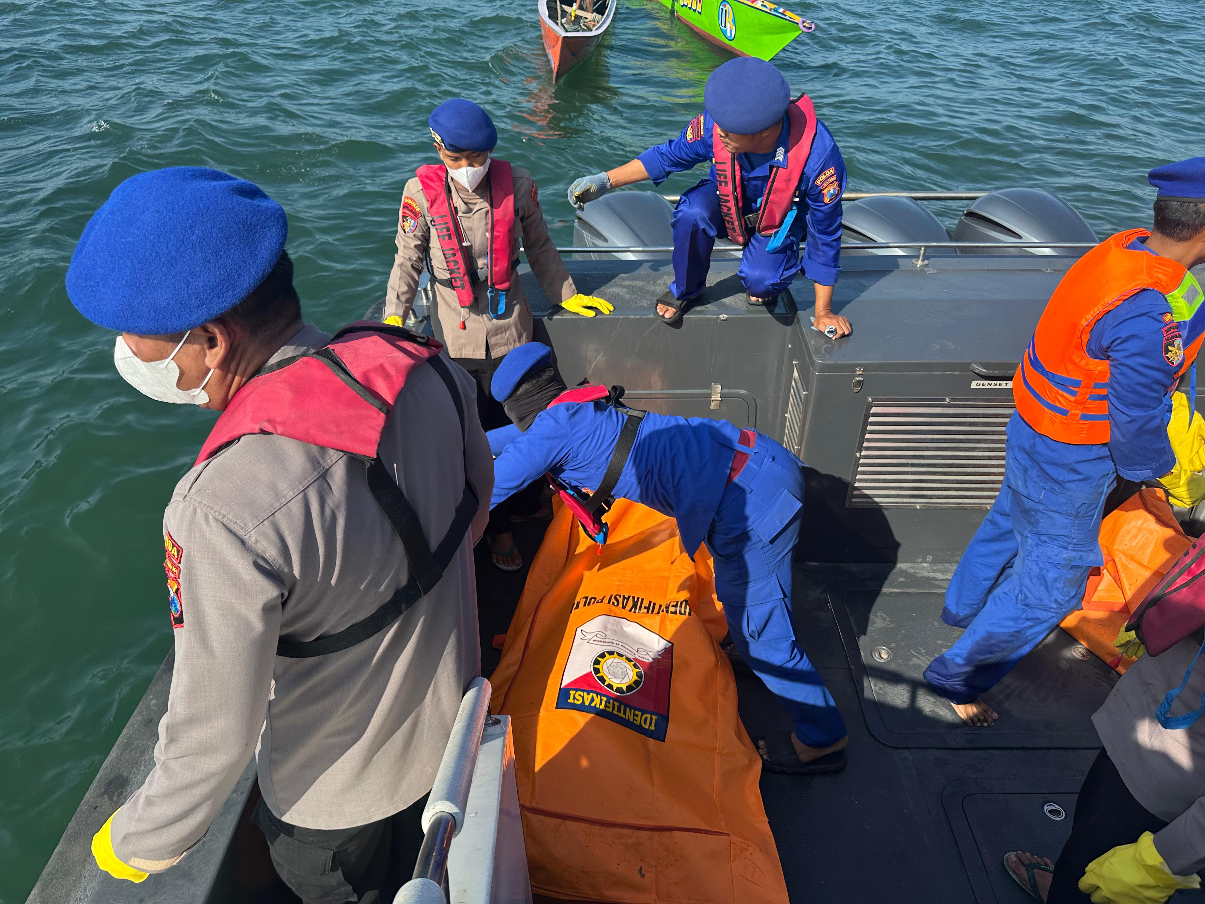 EVAKUASI : Tim SAR Ditpolairud Polda Jatim dan Polres Pasuruan mengevakuasi korban perahu yang terbalik di Lekok, Pasuruan. Perahu nelayan ini membawa rombongan pemancing. (IST/RADAR SURABAYA)