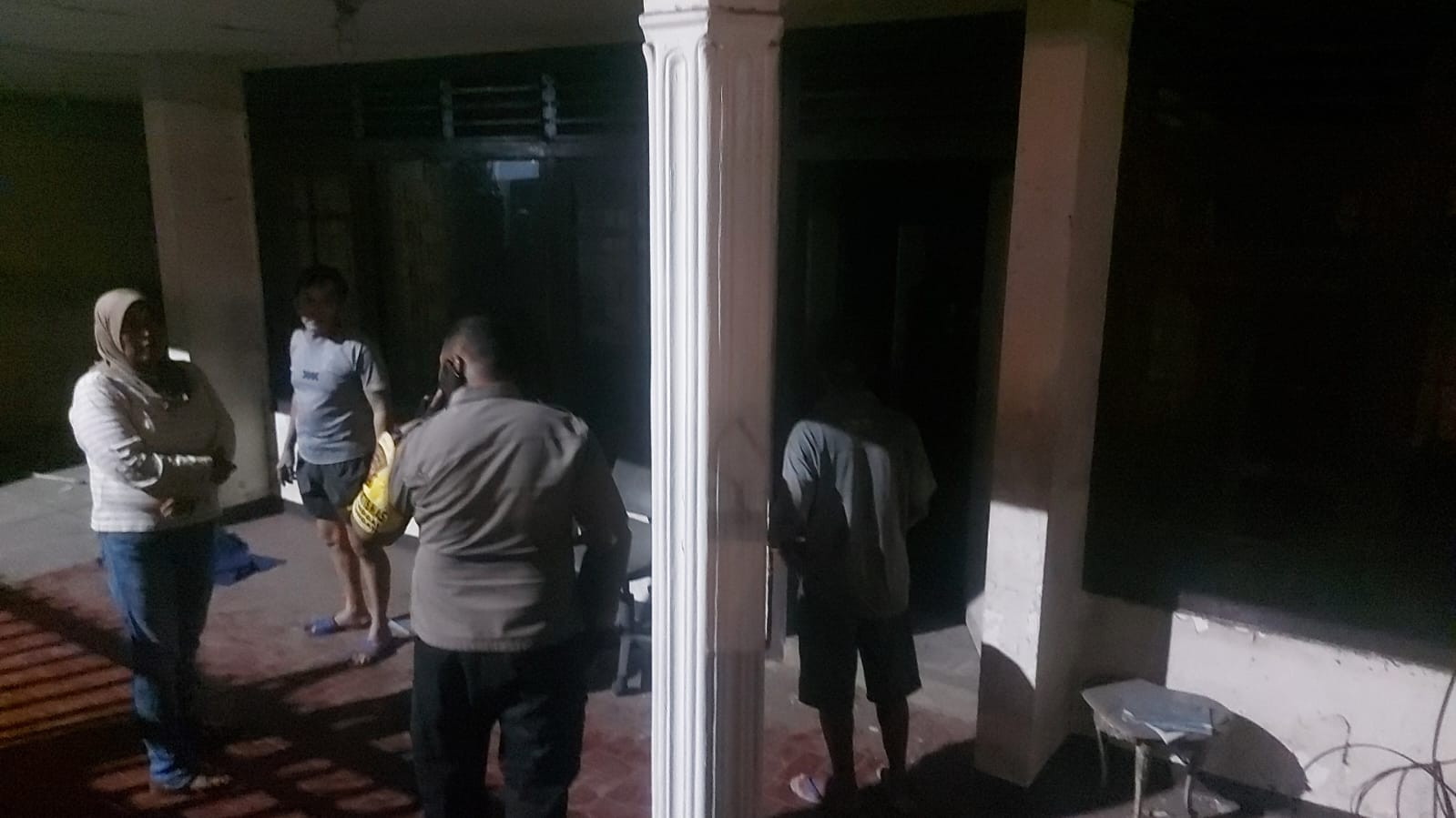KETERANGAN : Anggota polisi saat berada di lokasi percobaan pembobolan rumah di Jalan Ketintang Baru, Surabaya. Pelaku tinggalkan Jaket dan kunci di teras. (IST/RADAR SURABAYA)