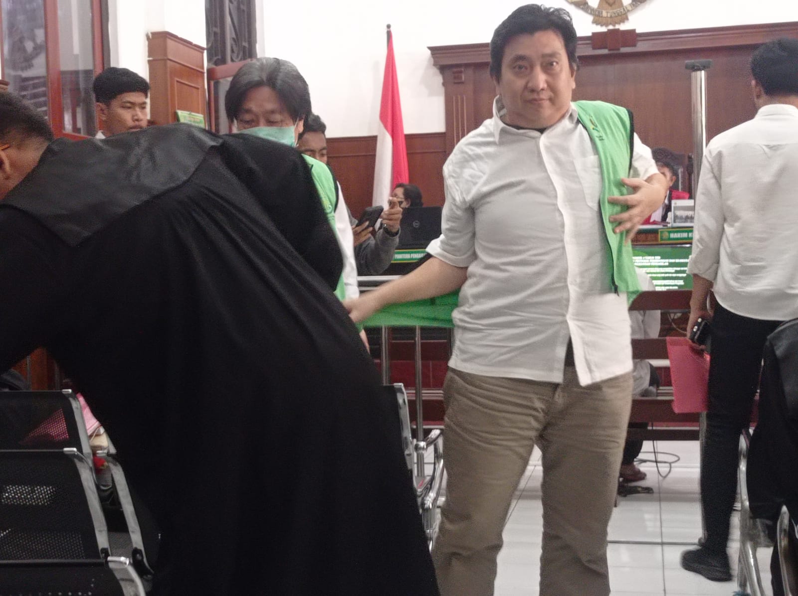 VONIS : Terdakwa Leng Budianto Halim usai sidang di PN Surabaya. Ia melakukan penipauan terhadap korbannya Rp 101 juta dan divonis 4 bulan penjara. (SURYANTO/RADAR SURABAYA)